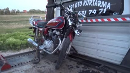 Aksaray'da Hafif Ticari Araçla Motosiklet Çarpıştı: 4 Yaralı
