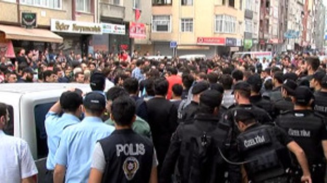Sultangazi'de Öldürülen Gencin Cenazesinde Linç Girişimi