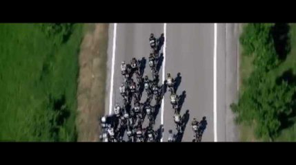 Tour d’Italie : une impressionnante chute provoquée par une moto mal garée (vidéo)