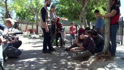 أطفال سوريون يمثلون ويغنون ويصورون أفلامهم في بيروت