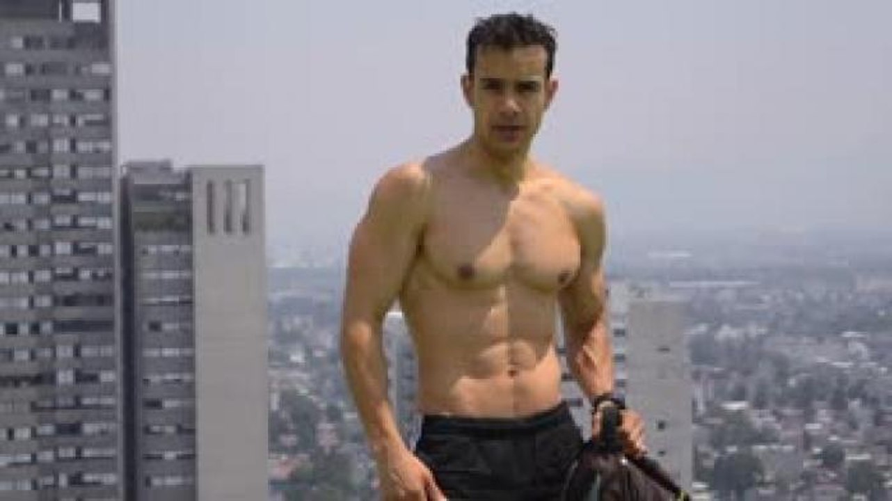 Vida Zen | Trabaja los hombros en casa ¡con una mochila llena de libros!