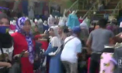 Petugas Tertibkan PKL yang Jualan di Trotoar Tanah Abang