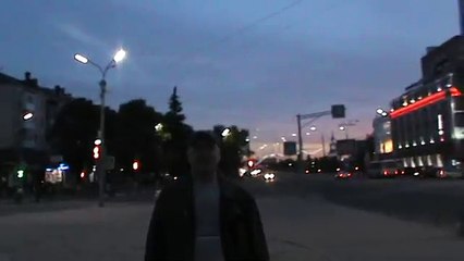 Мужик вечером гуляет
