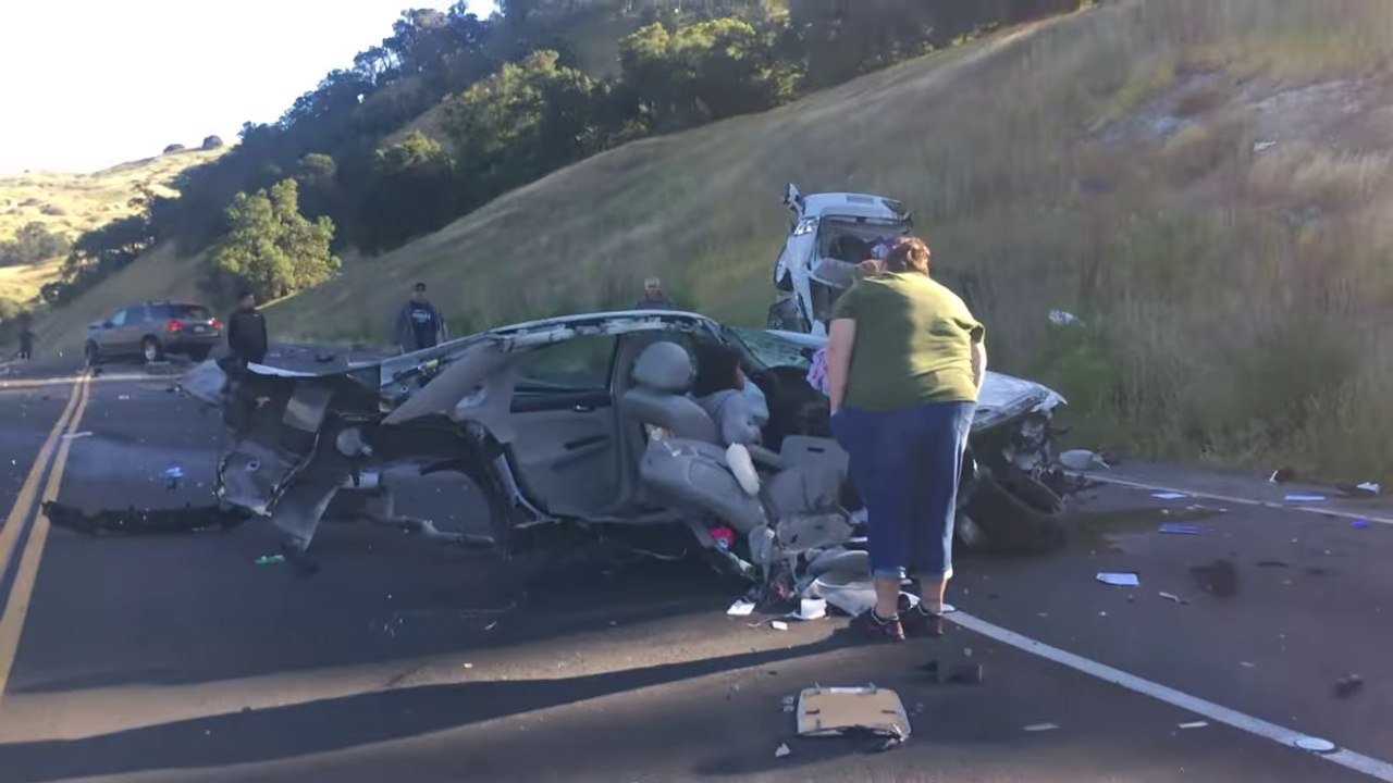 Terrible accident à Cloverdale avec une voiture coupée en deux Vidéo