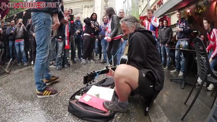 Des supporters de l'Ajax très généreux avec un muscicien de rue (Lyon)
