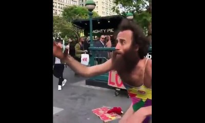 Un illuminé hallucine totalement devant un hand spinner