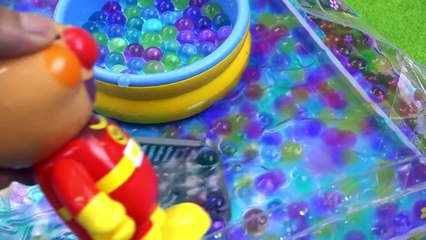 アンパンマンとバイキンマン　カラフルボールすくい Anpanman VS Baikinman : Scooping colorful blow up balls!