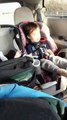 Né sourd et aveugle, ce petit garçon surkiffe quand son père ouvre la fenêtre de la voiture en route