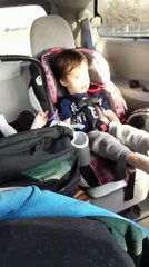 Né sourd et aveugle, ce petit garçon surkiffe quand son père ouvre la fenêtre de la voiture en route
