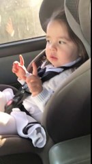 Cette gamine attend le rythme de la musique !