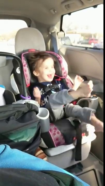 Cet enfant sourd et aveugle adore l'air dans la voiture !