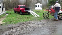 Un homme charge sa moto à l'arrière de son pickup..!! Fail