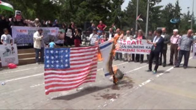 Şehrin Göbeğinde İsrail'i Protesto Edip Bayrak Yaktılar