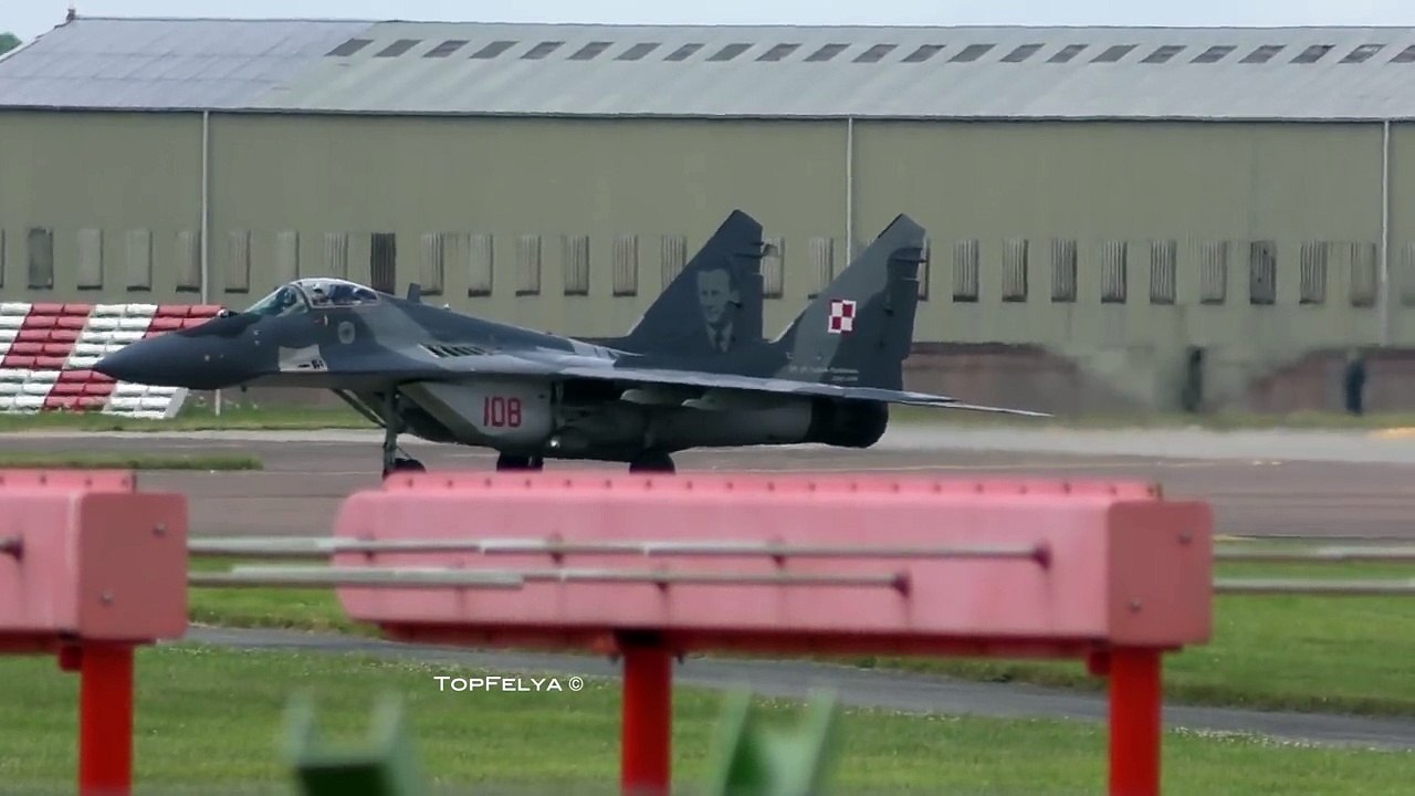 MIG-29 VS F-22 Raptor breathtaking vertical climb take offs. WARNING ! LOUD VIDE