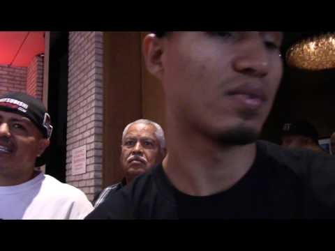 fans and media jump on mikey garcia for pics at press conference EsNews Boxing