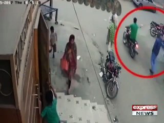 Download Video: In broad daylight in Lahore for robbers snatched jewelry woman