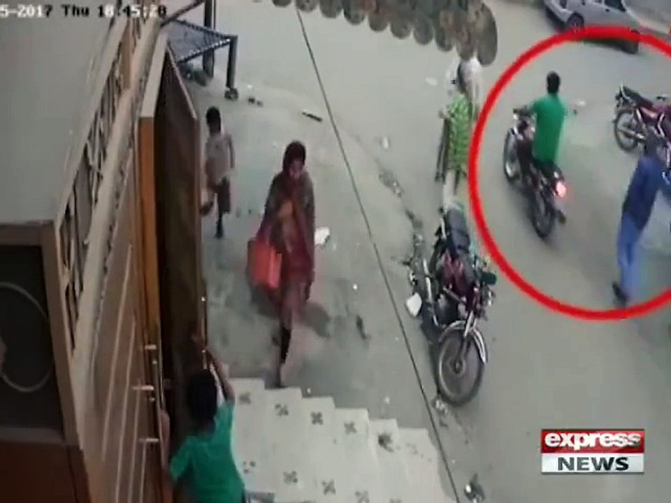 In broad daylight in Lahore for robbers snatched jewelry woman