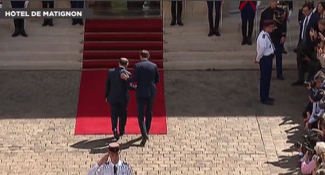 A Matignon, passation de pouvoirs entre Bernard Cazeneuve et Edouard Philippe