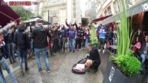 Des supporters de l'Ajax très généreux avec un muscicien de rue (Lyon)