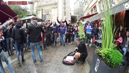 Des supporters de l'Ajax très généreux avec un muscicien de rue (Lyon)