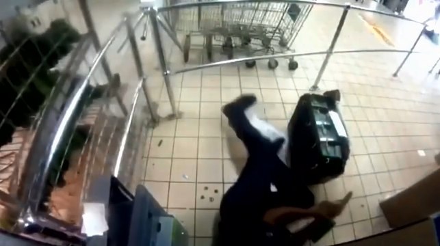 Des braqueurs tirent sur des convoyeurs de fonds dans un supermarché.