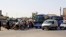 Sírios evacuados de Damasco chegam a Idlib