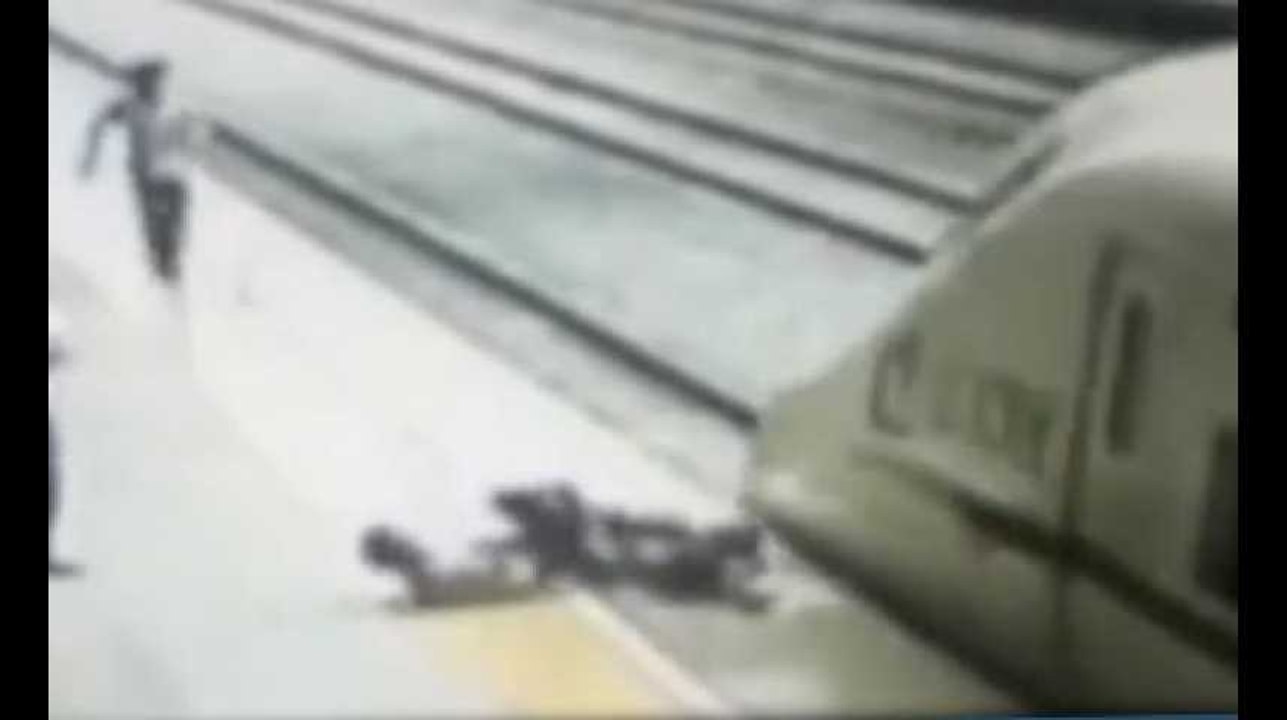 Un homme sauve une jeune fille qui veut se jeter sous un train (Vidéo)