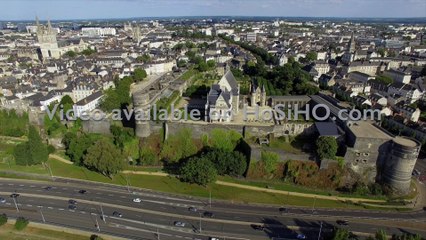 ANGERS ET SON CHATEAU VU PAR DRONE EN ÉTÉ