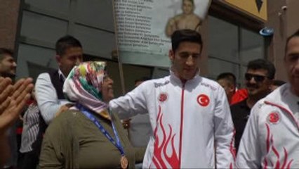 Dünya Şampiyonundan Annesine Anlamlı Hediye