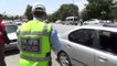 Trafik Polisinden Kadın Sürücülere Karanfil Sürprizi