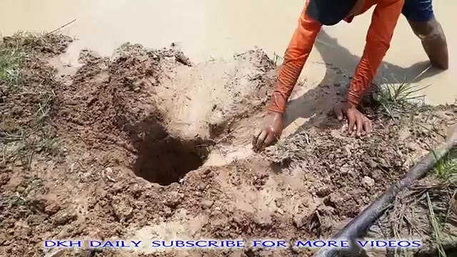 Primitive Deep Hole Fishing - How To Make Deep Hole Fish Trap - Primitive Fish Trap - 2017 Full hd