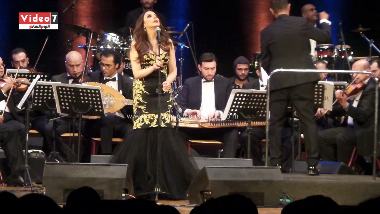 أنغام تغنى "طول ما أنت بعيد" لايف