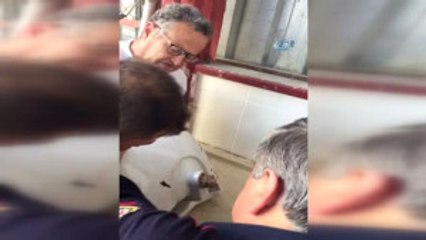 Kafası Lavaboya Sıkışan Kediyi Lavaboyla Birlikte İtfaiyeye Getirdi