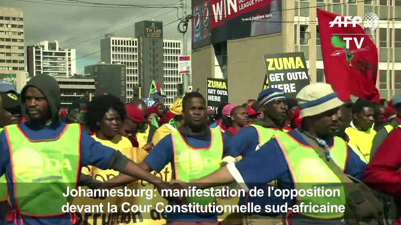 Manifestation devant la Cour Constitutionnelle...