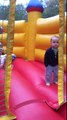 Cet enfant de 2 ans saute tranquillement sur ce chateau gonflable