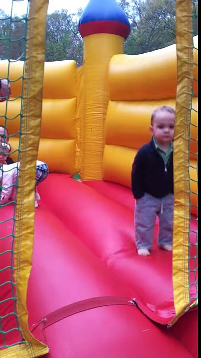 Cet enfant de 2 ans saute tranquillement sur ce chateau gonflable