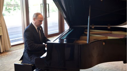Vladimir Poutine se met au piano et le résultat est... surprenant