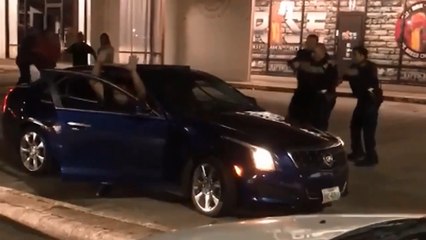 Deux gangs s'affronte sur un parking.