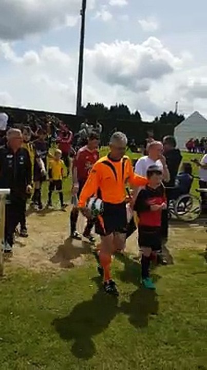 L'entrée de nos u11 sur le terrain avec nos seniors 1 pour la montée !