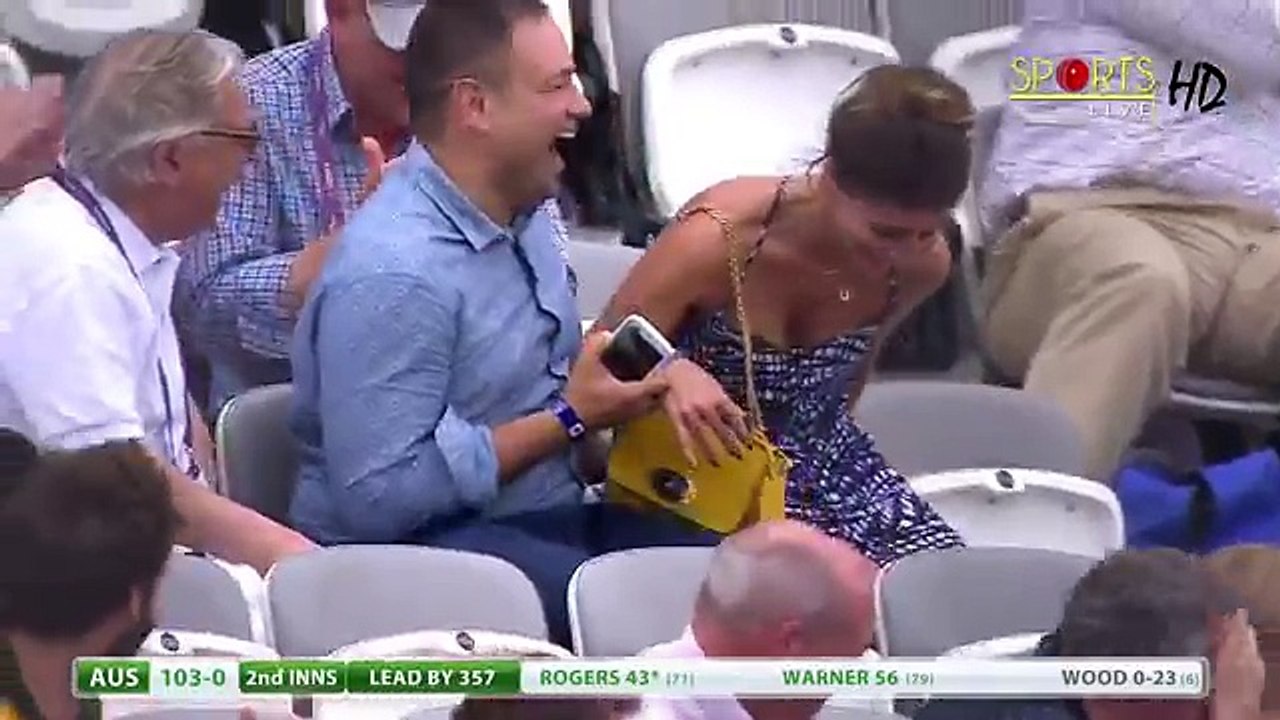 Une jolie jeune femme commet une énorme gaffe et le stade entier se moque d'elle.