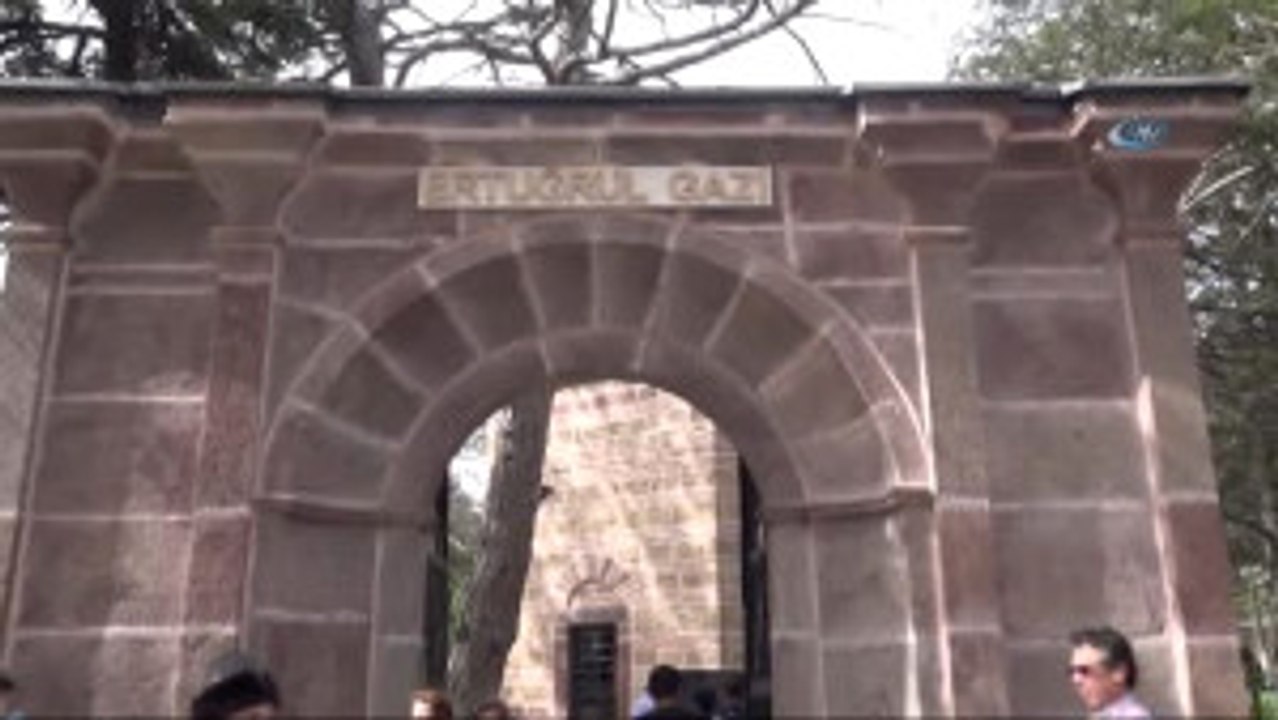 Ertuğrul Gazi Türbesi Önünde Nöbet Tutan Kayı Alpleriyle Fotoğraf Çektirmek İçin Sıraya Giriyorlar