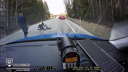 Un policier lance à la dernière seconde une herse pour arrêter un chauffard