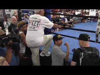 Pita Garcia doing mitts with Mikey Garcia - EsNews Boxing