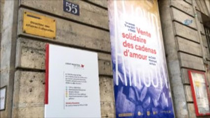 Paris'teki "Aşk Kilitleri" Mülteciler Yararına Açık Artırmada Satıldı