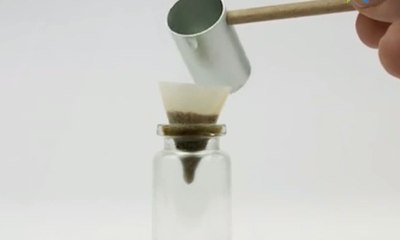 Menyajikan Kopi Terkecil di Dunia