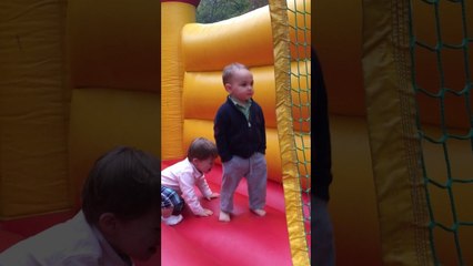 L'enfant le plus cool du chateau gonflable.