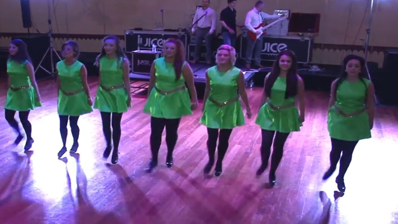 Best wedding dance-Groom surprises wedding guests with awesome dance!