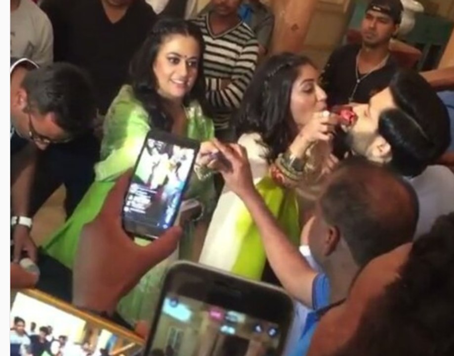 Celebrations on set : ishqbaaaz team celebrates winning Star Parivaar Awards 2017 !!