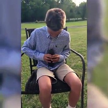 Un enfant voit les couleurs pour la première fois