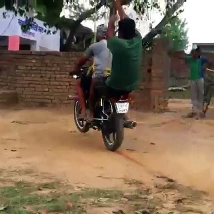 ਪਿੰਡ ਵਾਲੀ ਜਨਤਾ ਦੇ ਪੁੱਠੇ ਪੰਗੇ ਦੇਖ ਲਾਓ ।